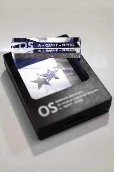 Une étoile d'osmium dans une boîte avec OIC